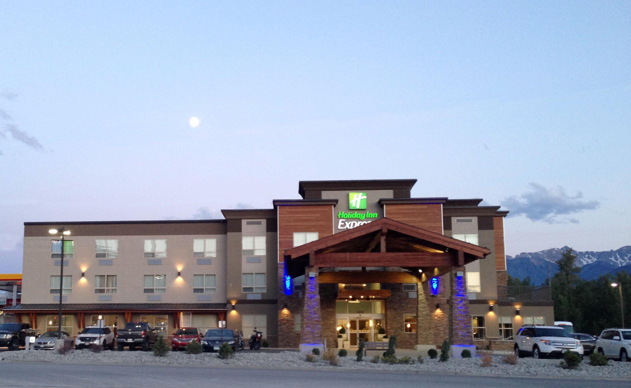 Holiday Inn Express Golden-Kicking Horse By Ihg Eksteriør billede