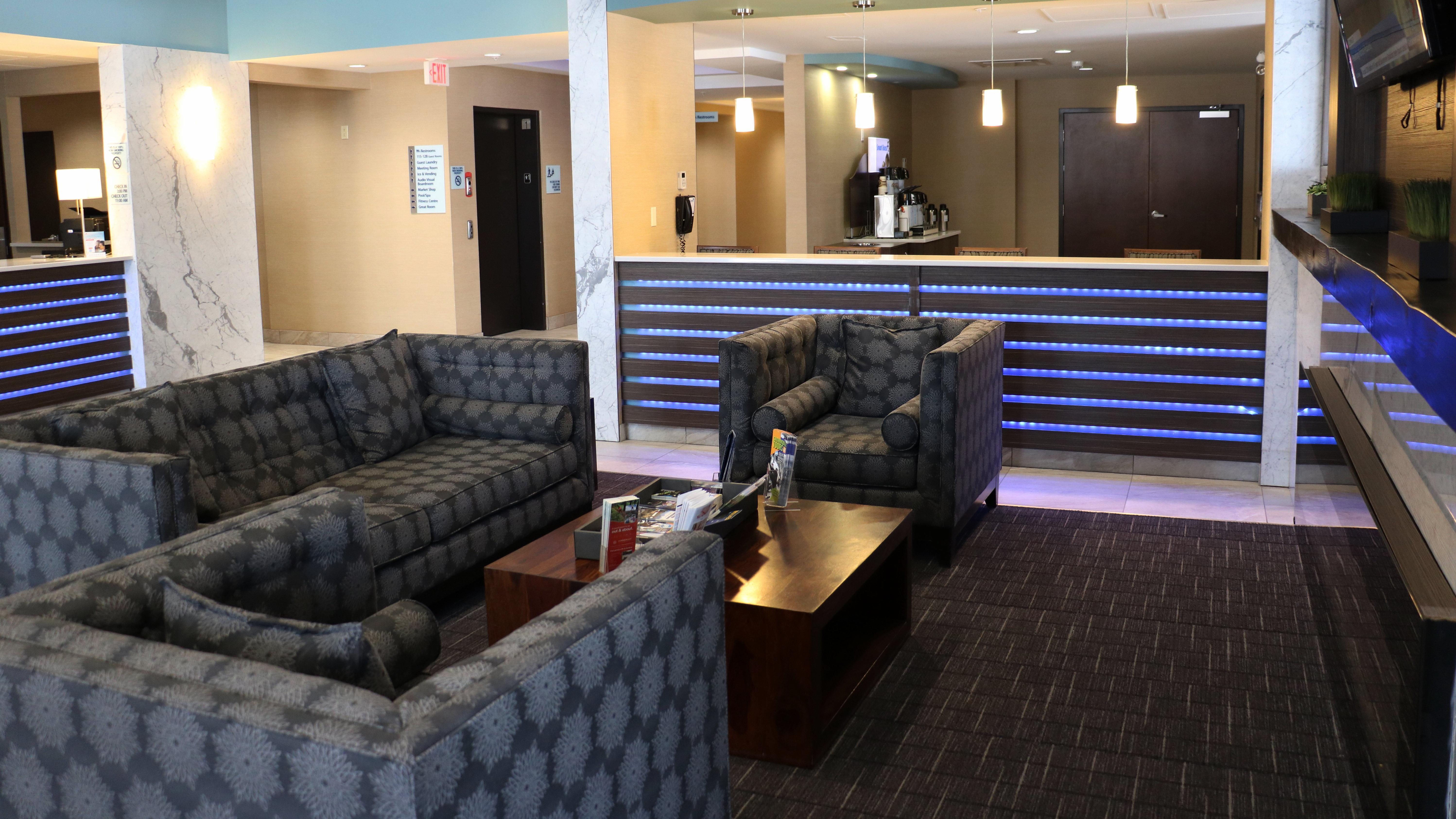 Holiday Inn Express Golden-Kicking Horse By Ihg Eksteriør billede