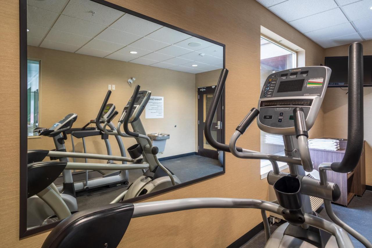 Holiday Inn Express Golden-Kicking Horse By Ihg Eksteriør billede
