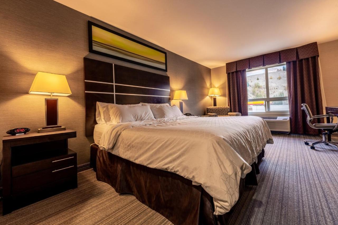 Holiday Inn Express Golden-Kicking Horse By Ihg Eksteriør billede
