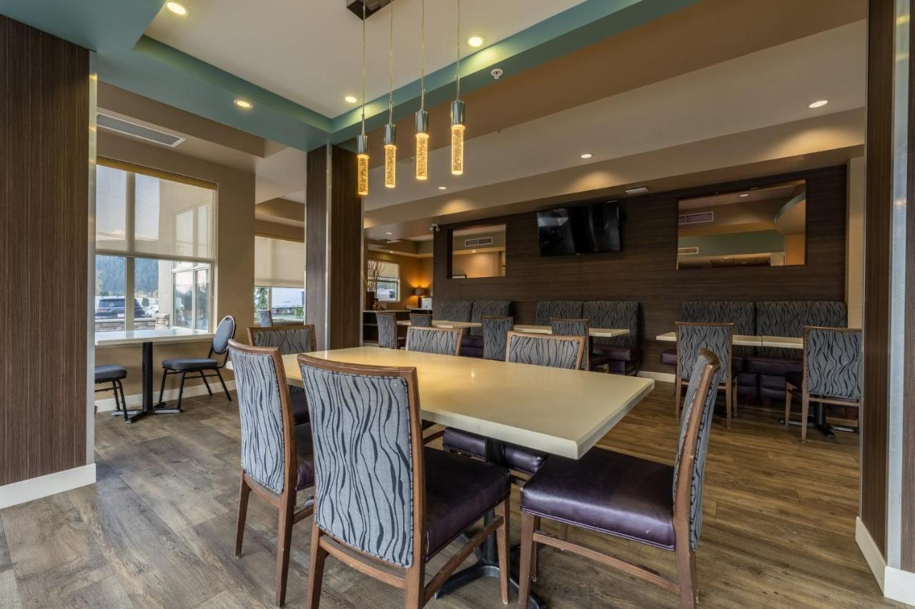 Holiday Inn Express Golden-Kicking Horse By Ihg Eksteriør billede