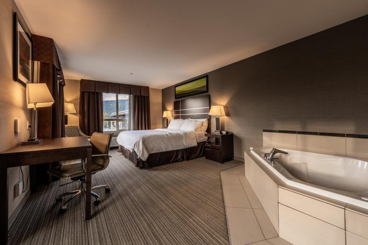 Holiday Inn Express Golden-Kicking Horse By Ihg Eksteriør billede