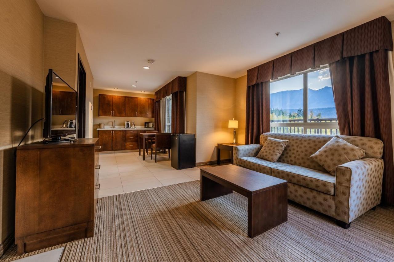 Holiday Inn Express Golden-Kicking Horse By Ihg Eksteriør billede
