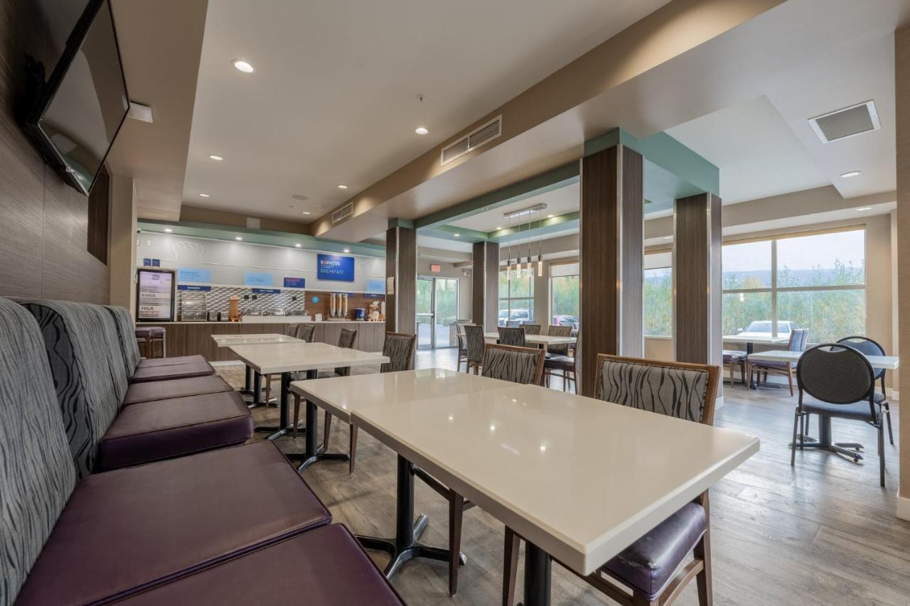 Holiday Inn Express Golden-Kicking Horse By Ihg Eksteriør billede