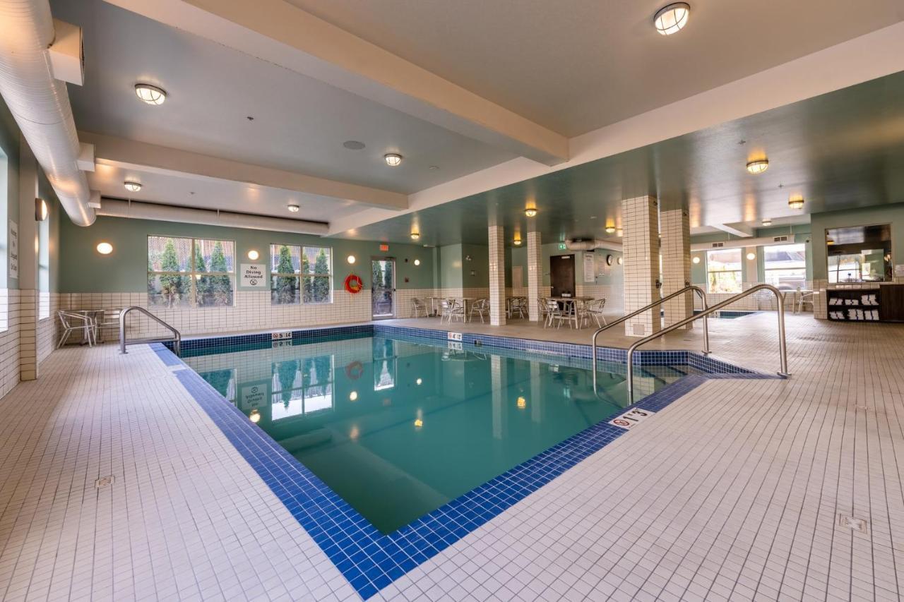 Holiday Inn Express Golden-Kicking Horse By Ihg Eksteriør billede