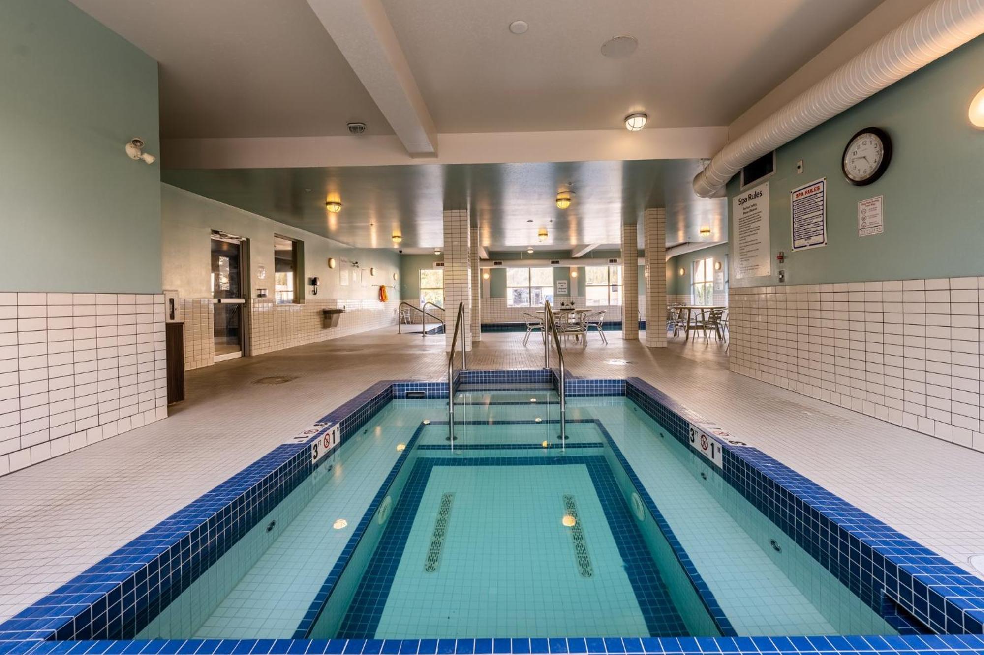 Holiday Inn Express Golden-Kicking Horse By Ihg Eksteriør billede