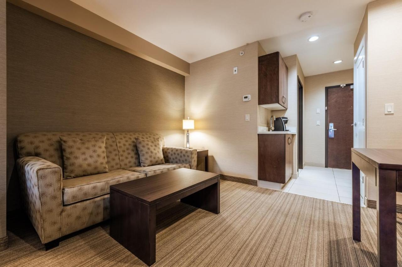 Holiday Inn Express Golden-Kicking Horse By Ihg Eksteriør billede