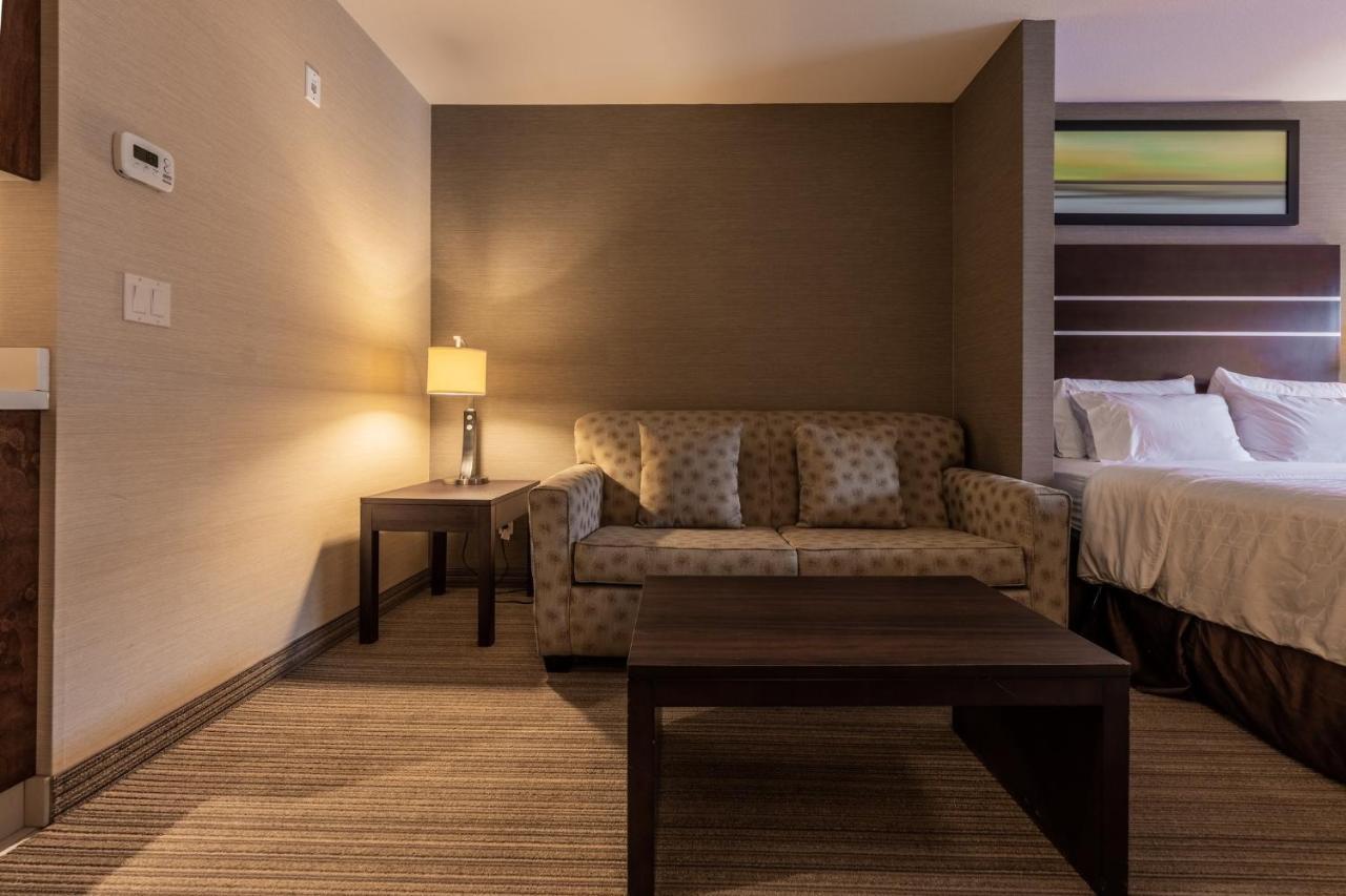 Holiday Inn Express Golden-Kicking Horse By Ihg Eksteriør billede