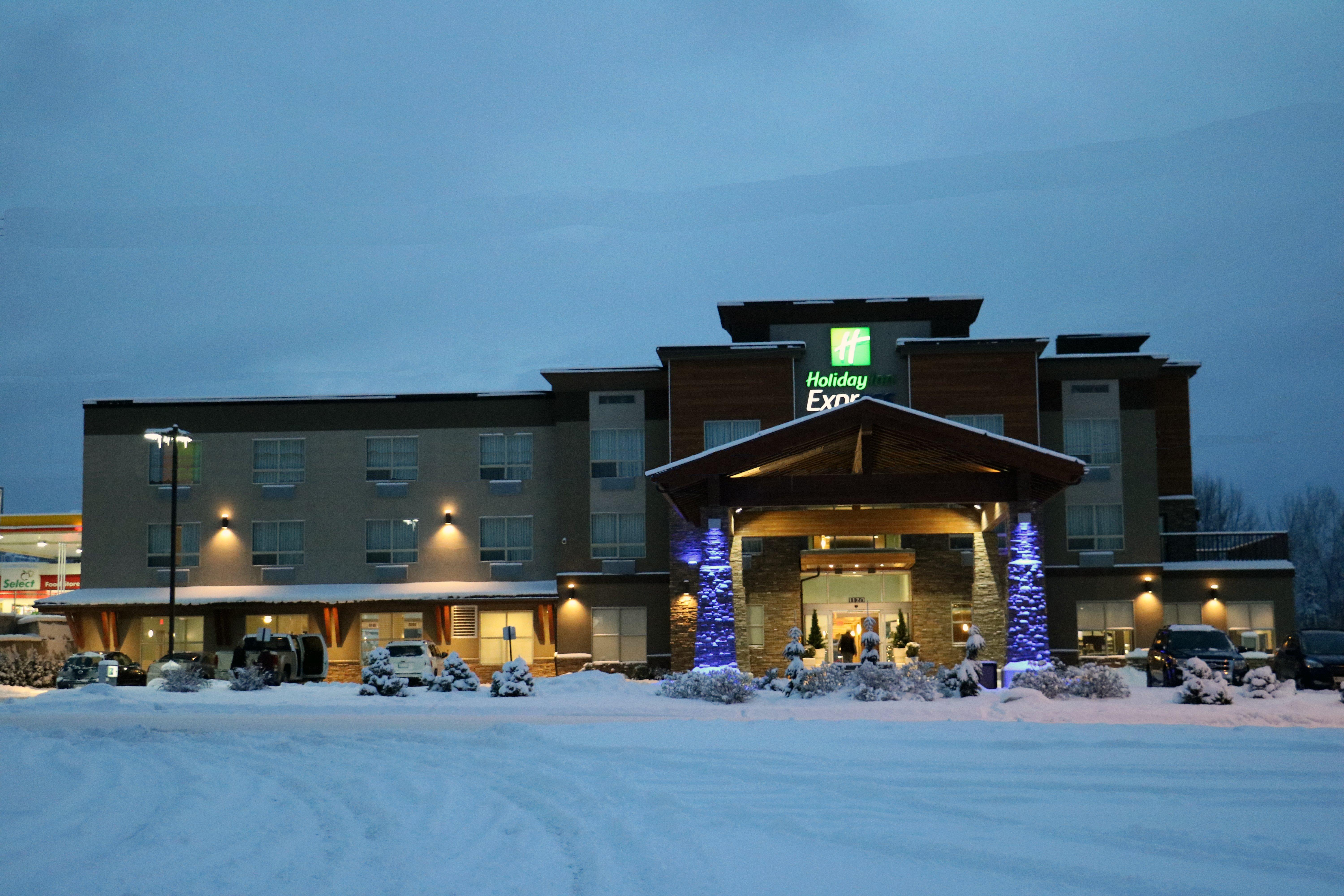 Holiday Inn Express Golden-Kicking Horse By Ihg Eksteriør billede