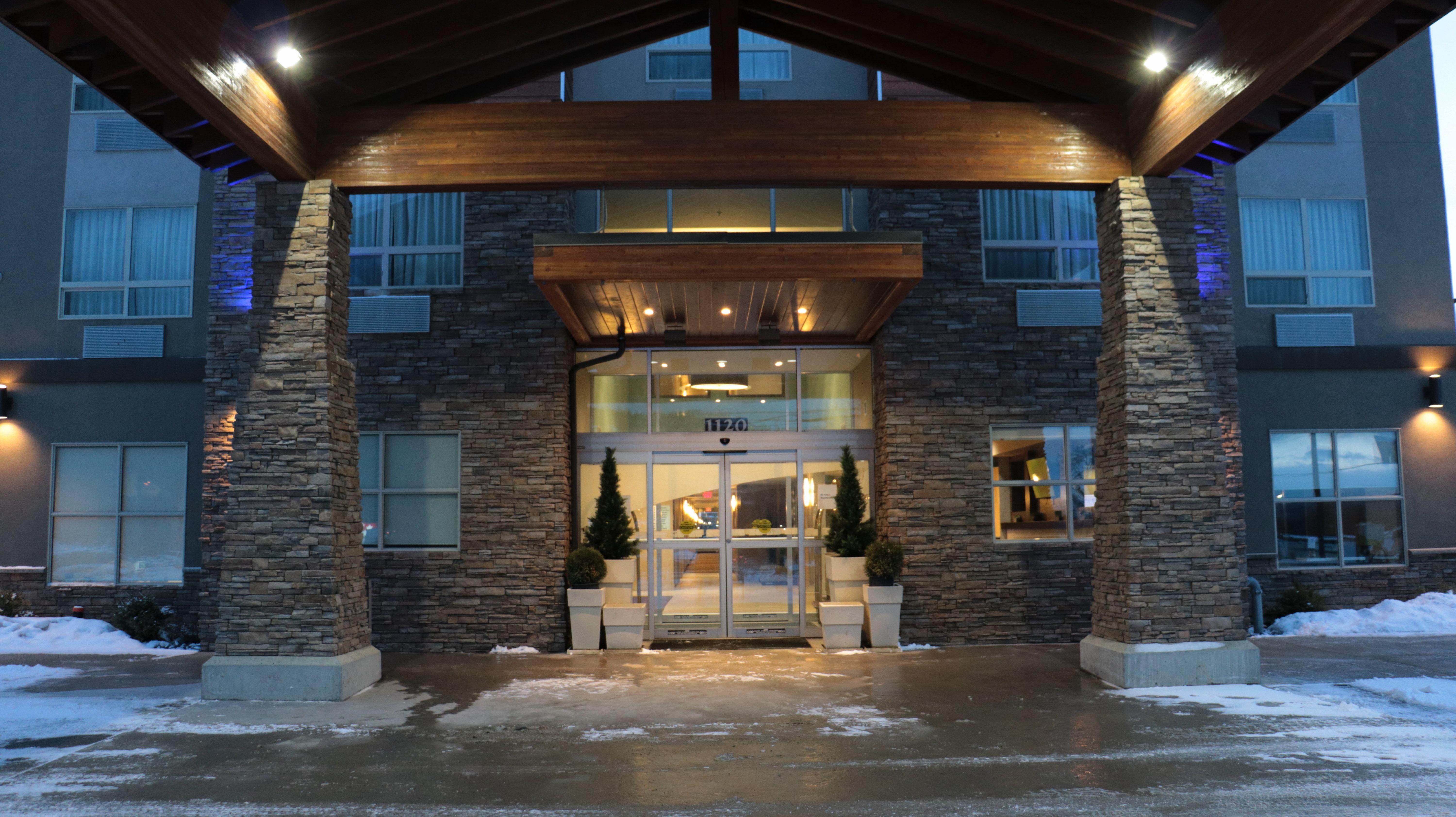 Holiday Inn Express Golden-Kicking Horse By Ihg Eksteriør billede