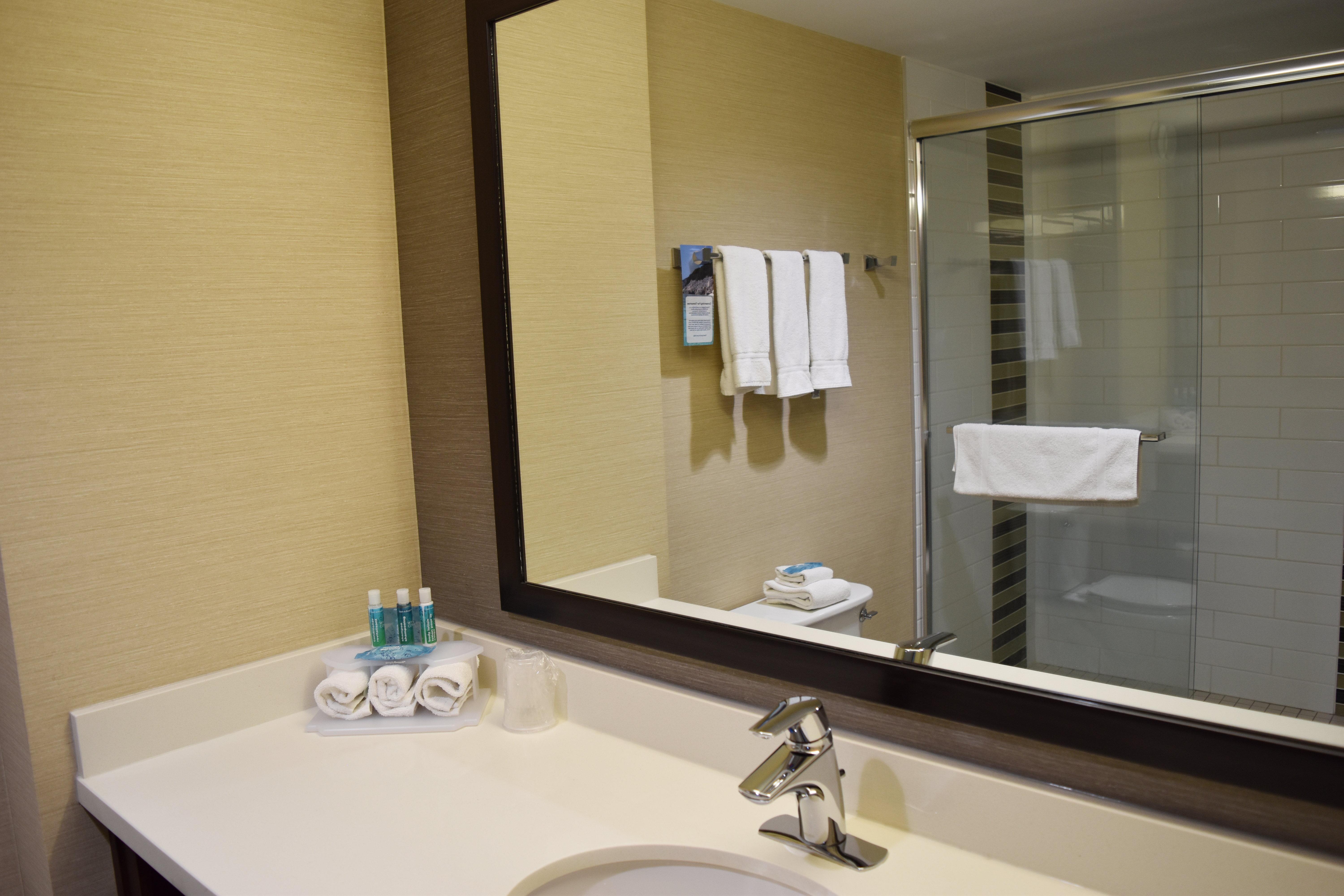 Holiday Inn Express Golden-Kicking Horse By Ihg Eksteriør billede