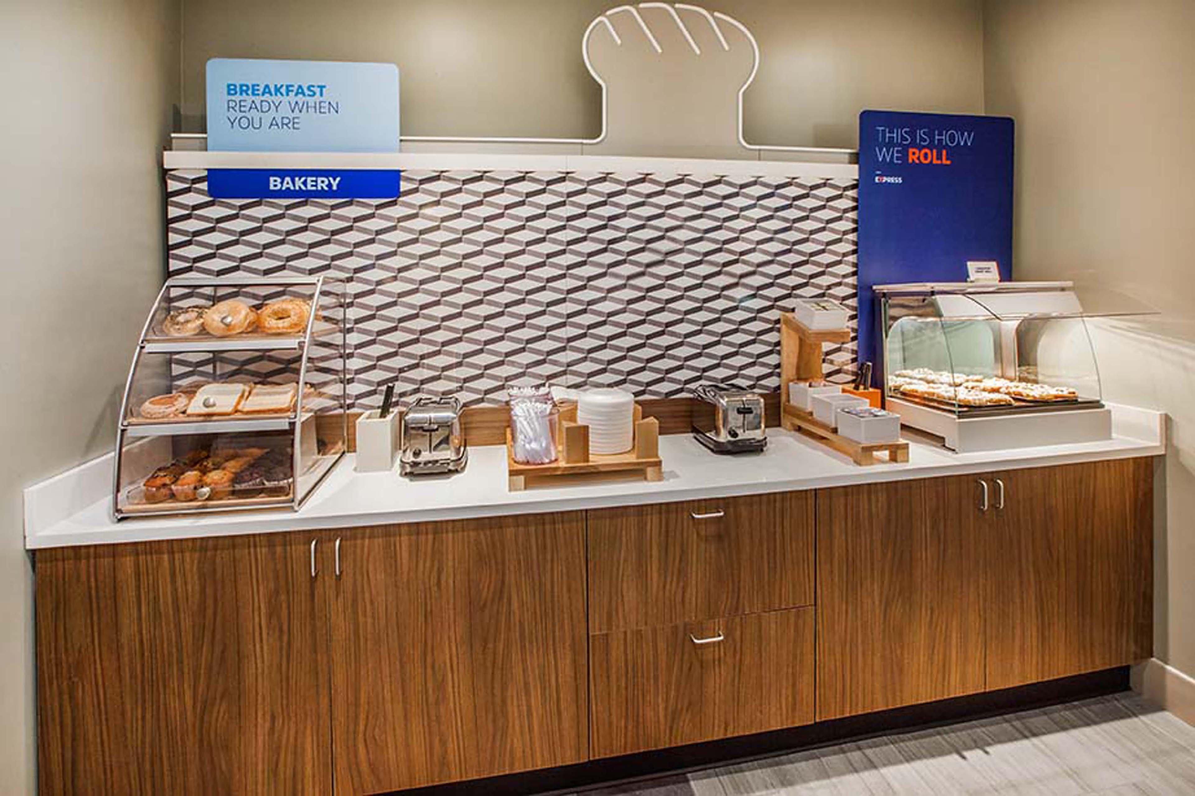 Holiday Inn Express Golden-Kicking Horse By Ihg Eksteriør billede