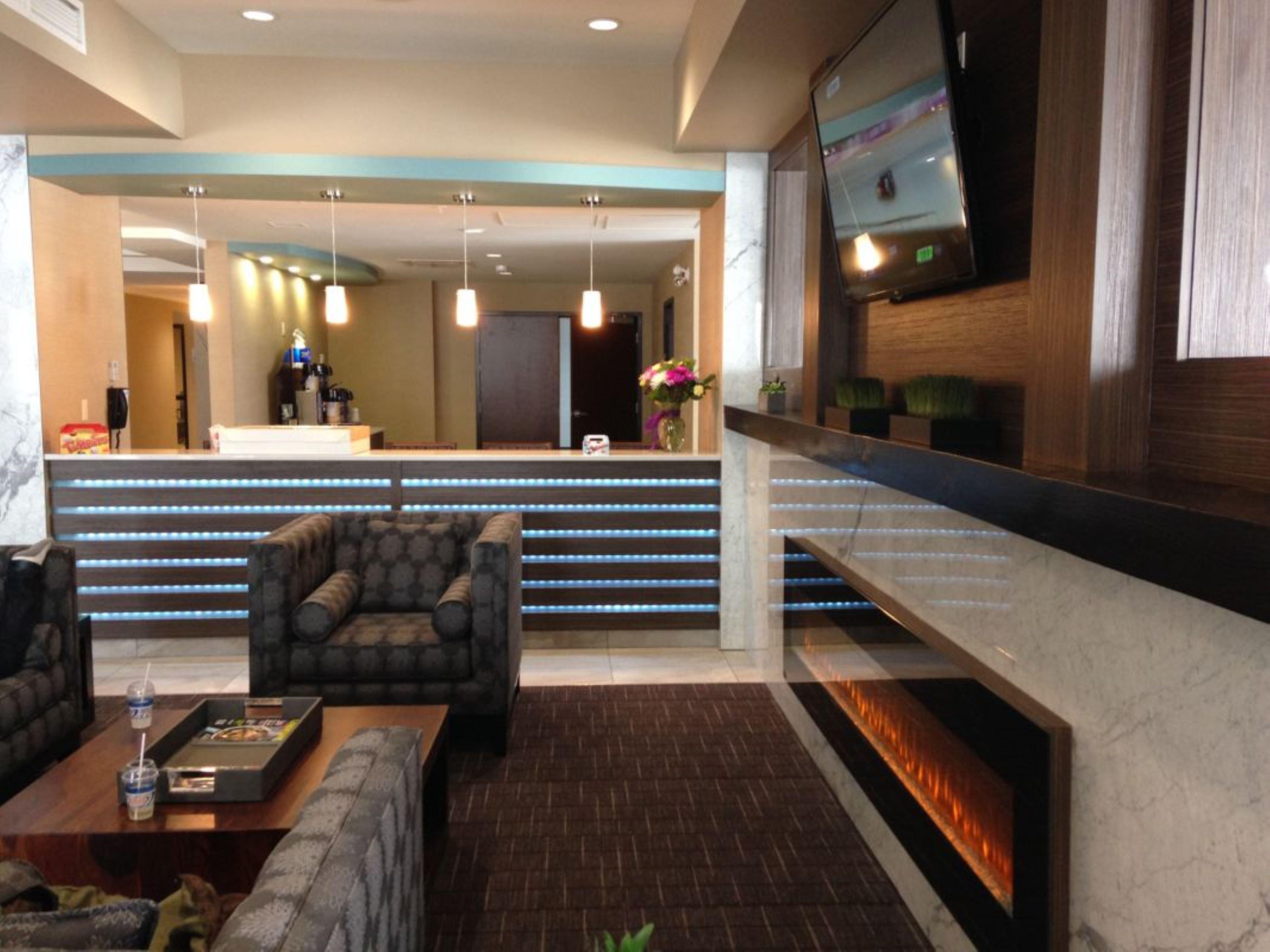 Holiday Inn Express Golden-Kicking Horse By Ihg Eksteriør billede