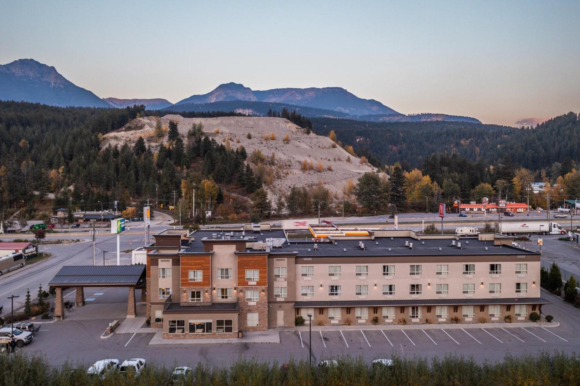 Holiday Inn Express Golden-Kicking Horse By Ihg Eksteriør billede