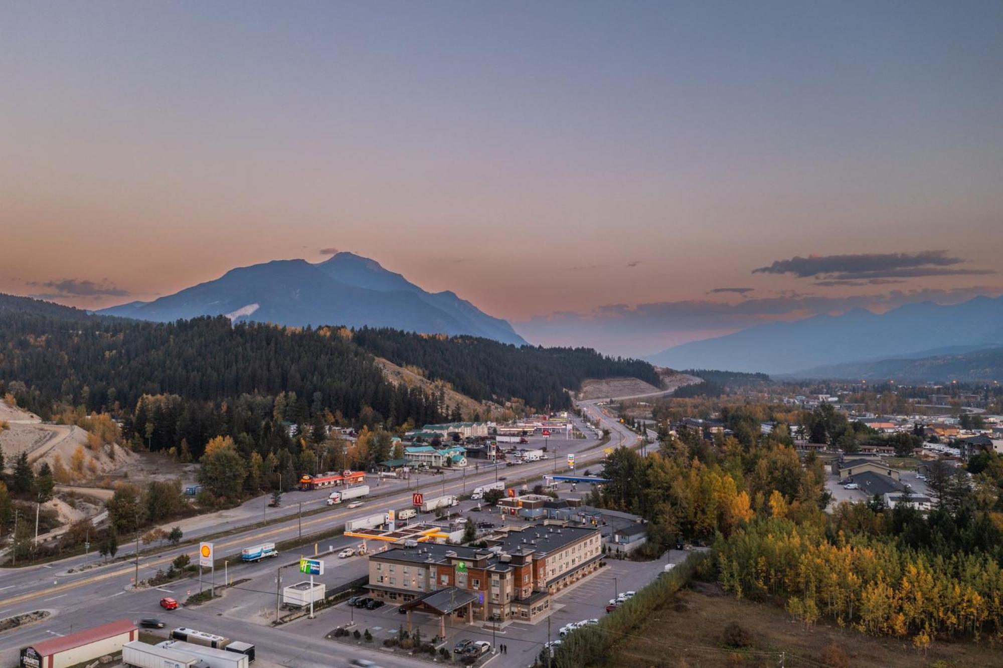 Holiday Inn Express Golden-Kicking Horse By Ihg Eksteriør billede