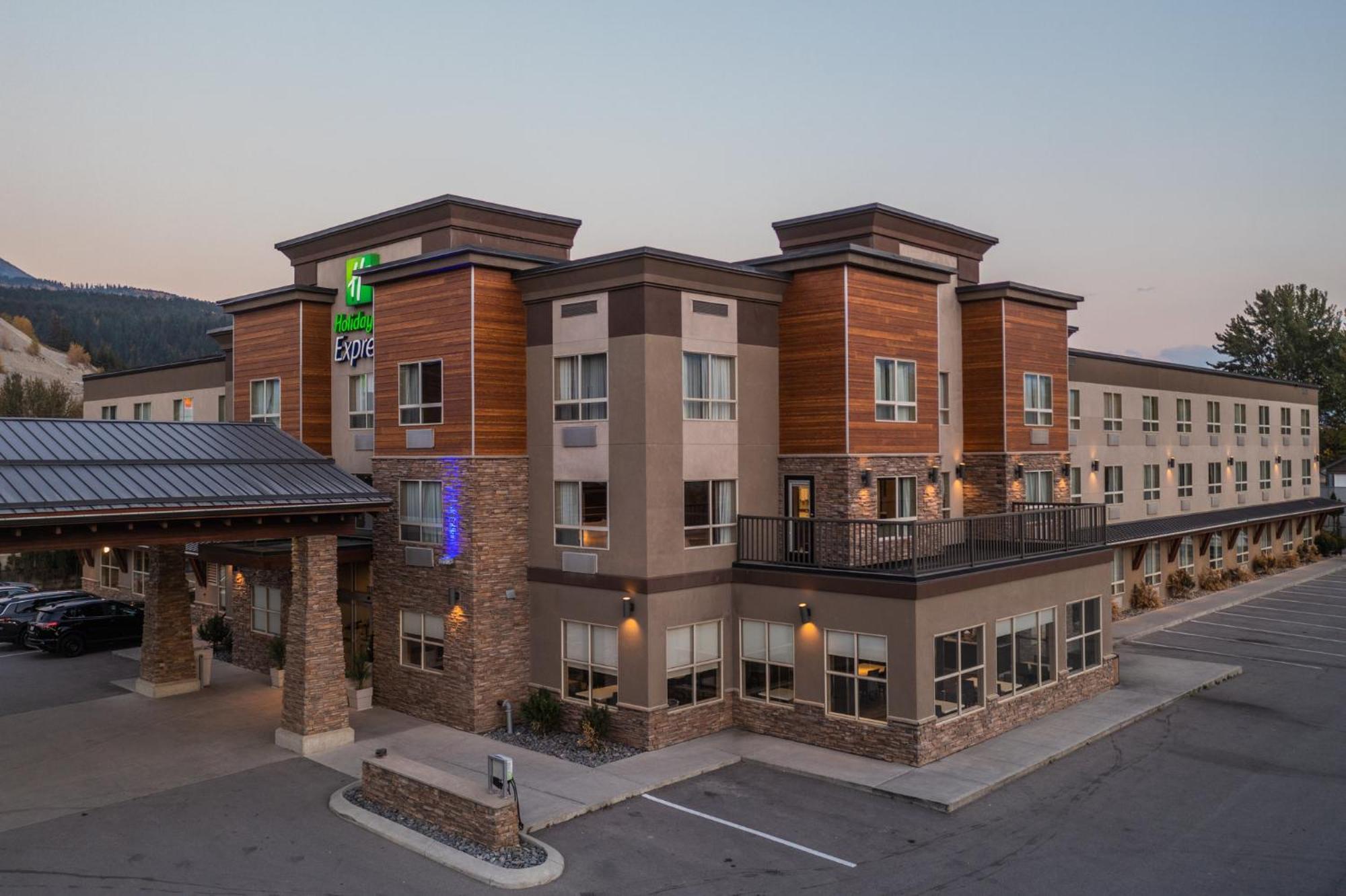 Holiday Inn Express Golden-Kicking Horse By Ihg Eksteriør billede