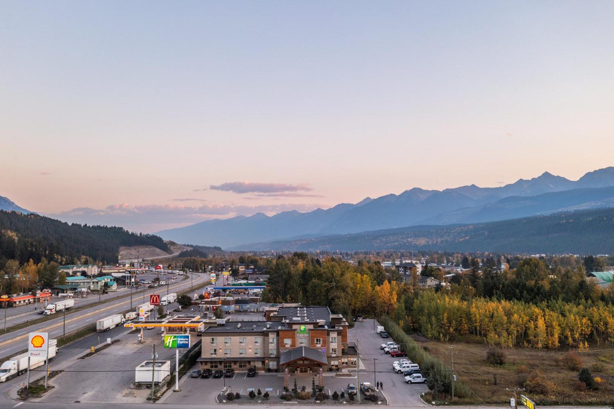 Holiday Inn Express Golden-Kicking Horse By Ihg Eksteriør billede