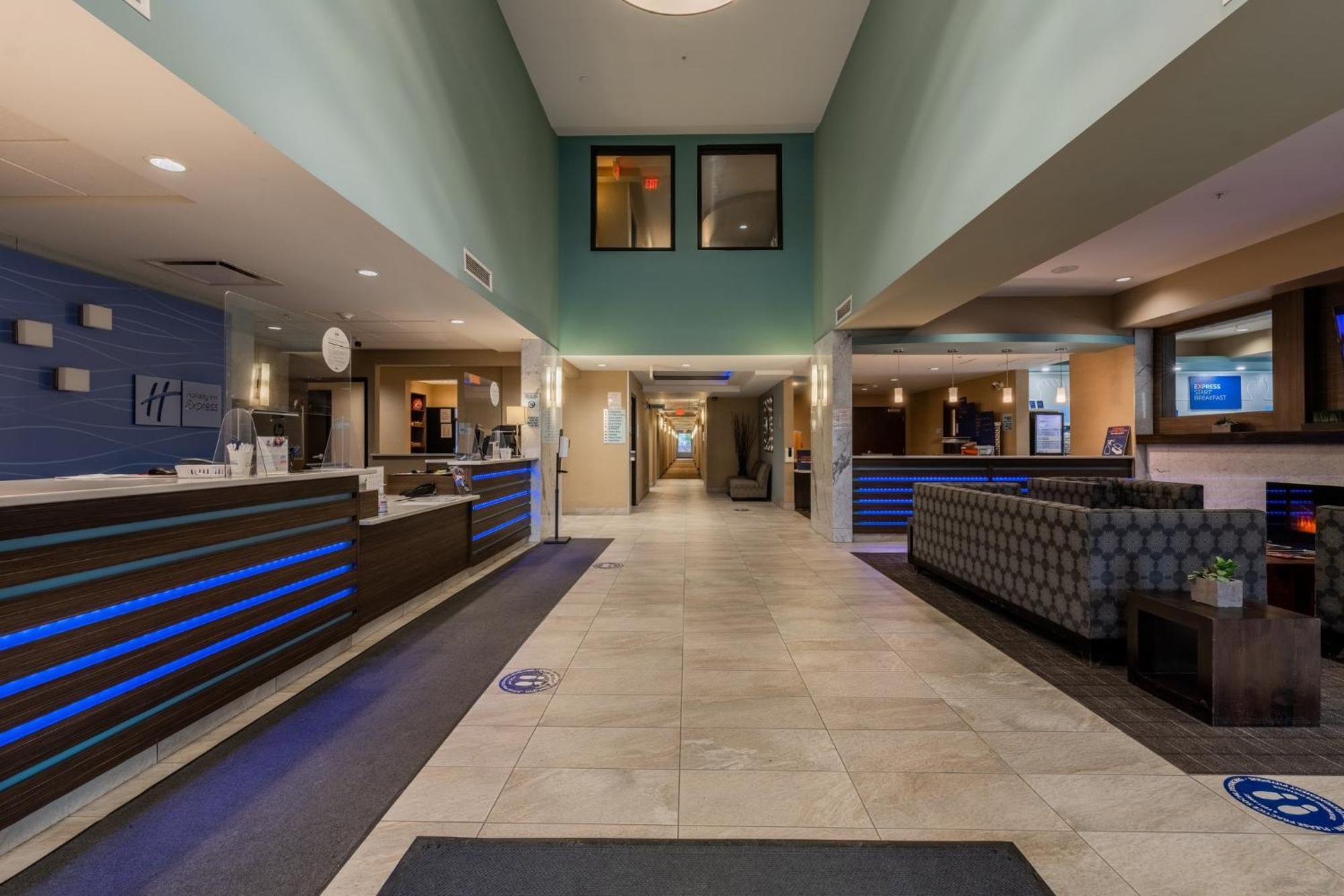 Holiday Inn Express Golden-Kicking Horse By Ihg Eksteriør billede