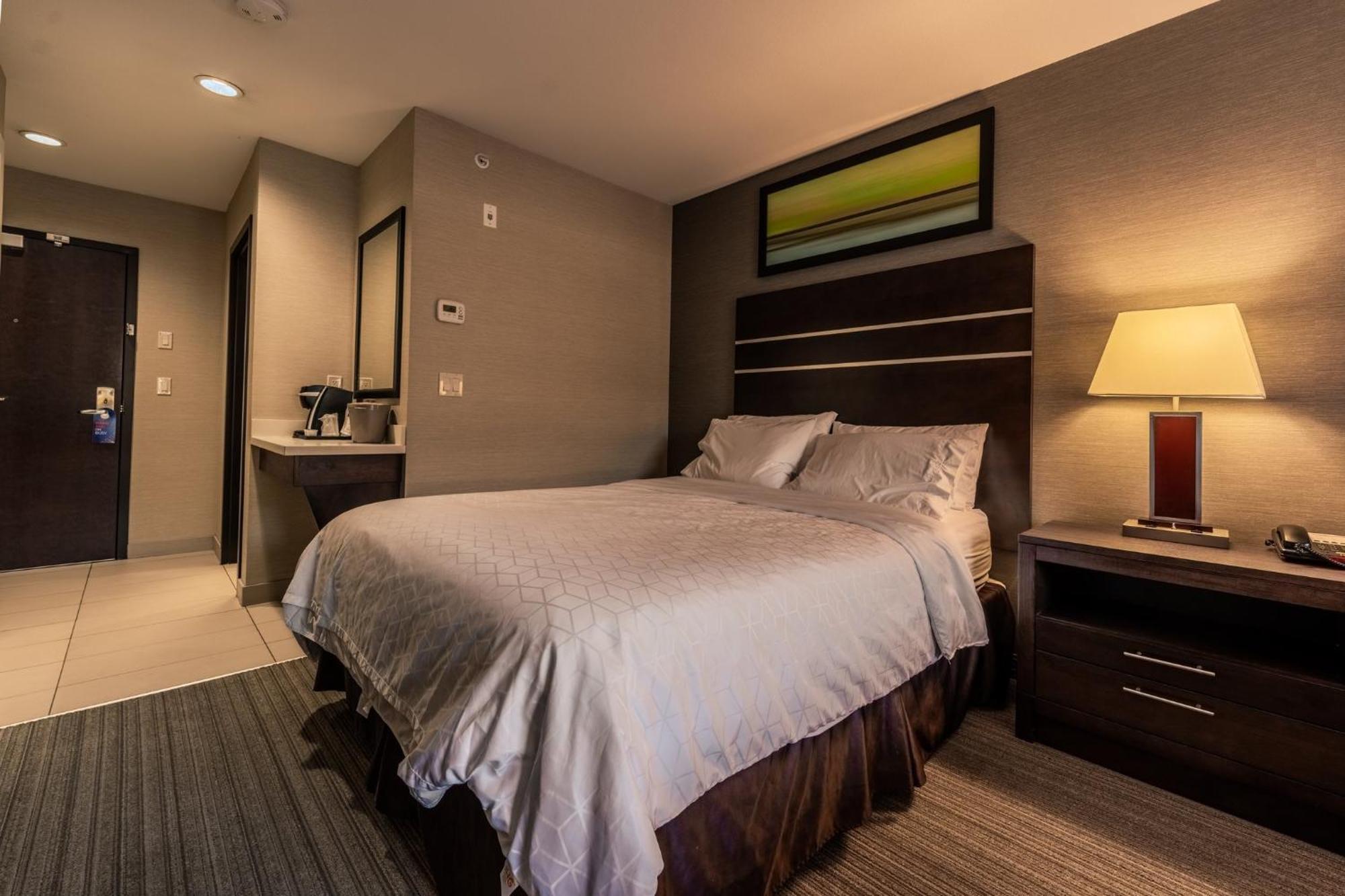 Holiday Inn Express Golden-Kicking Horse By Ihg Eksteriør billede